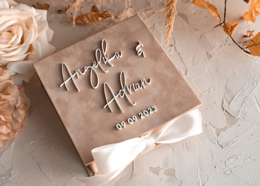 Pudełka Szkatułki na Obrączki glamour elegancka szkatułka na obrączki wasze imiona i data, welurowe pudełko na obrączki ślubne, eleganckie aksamitne pudełko na obrączki ze złotymi napisami3