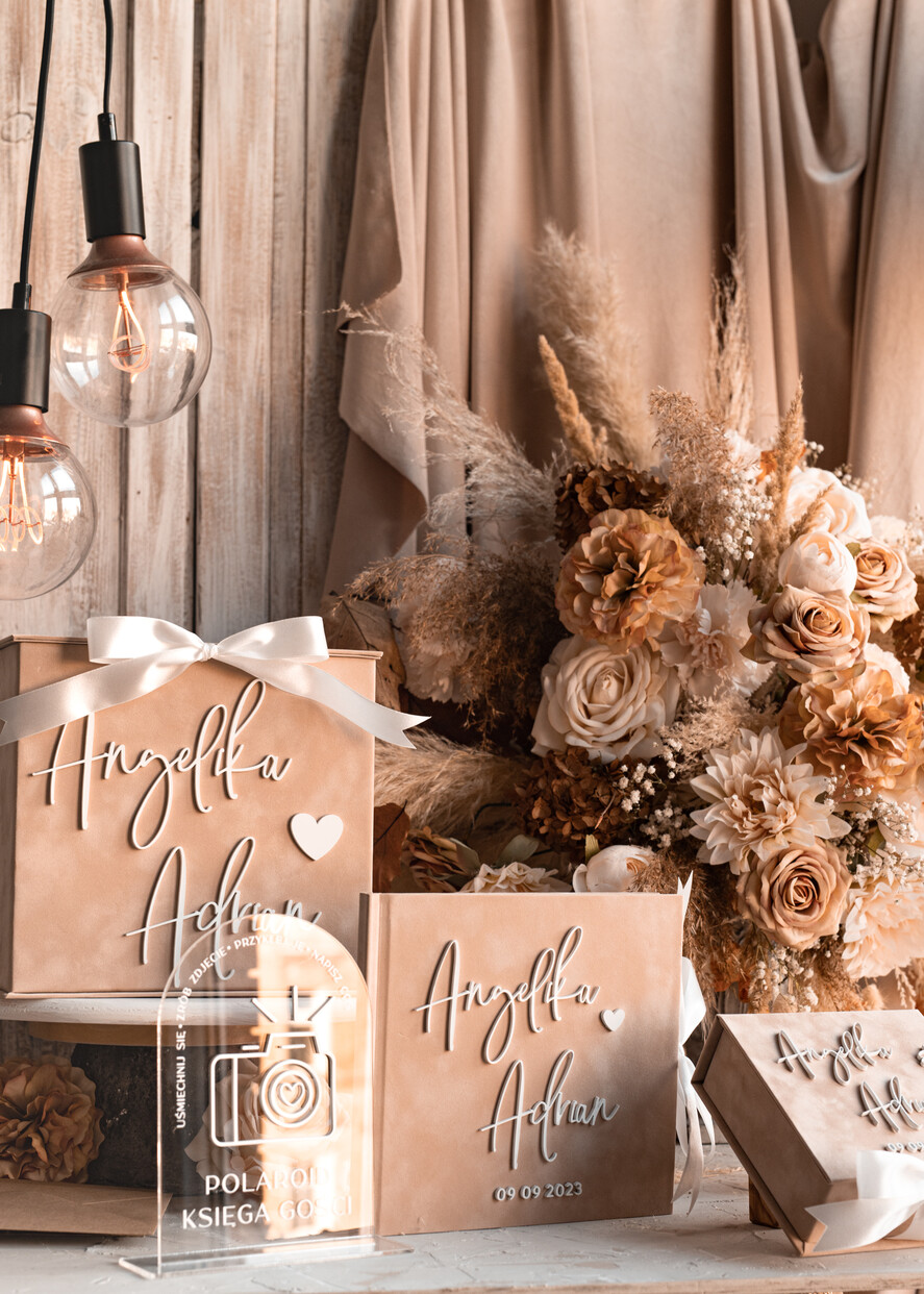 Pudełka Szkatułki na Obrączki glamour elegancka szkatułka na obrączki wasze imiona i data, welurowe pudełko na obrączki ślubne, eleganckie aksamitne pudełko na obrączki ze złotymi napisami11