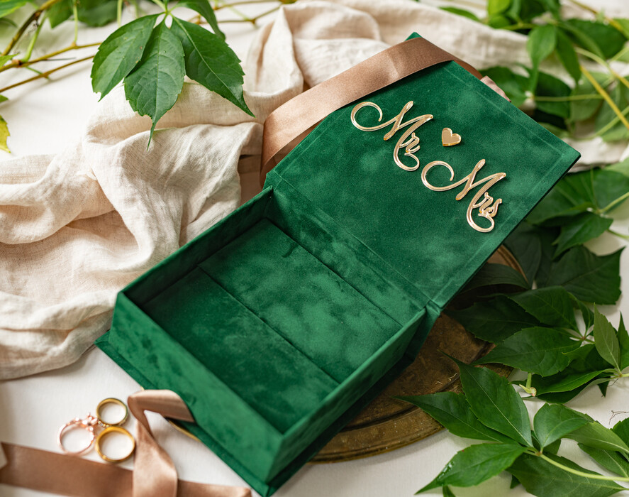 Pudełka Szkatułki na Obrączki glamour zielone welurowe pudełko na obrączki ślubne, eleganckie aksamitne pudełko na obrączki ze złotymi napisami,  zielona welurowa szkatułka na obrączki wasze imiona 9