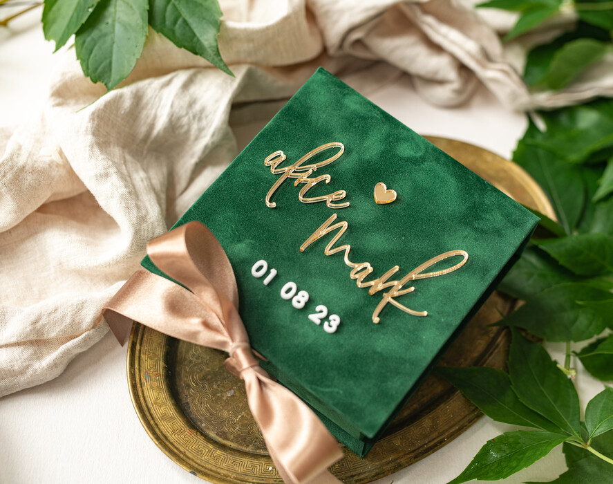 Pudełka Szkatułki na Obrączki glamour zielona welurowa szkatułka na obrączki wasze imiona i data, welurowe pudełko na obrączki ślubne, eleganckie aksamitne pudełko na obrączki ze złotymi napisami4