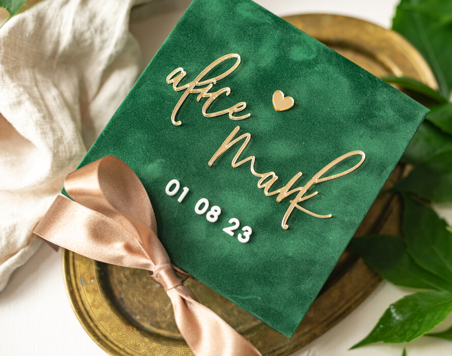 Pudełka Szkatułki na Obrączki glamour zielona welurowa szkatułka na obrączki wasze imiona i data, welurowe pudełko na obrączki ślubne, eleganckie aksamitne pudełko na obrączki ze złotymi napisami3