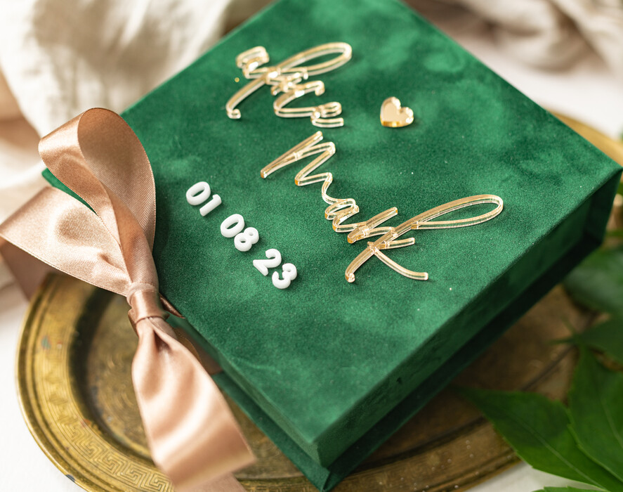 Pudełka Szkatułki na Obrączki glamour zielona welurowa szkatułka na obrączki wasze imiona i data, welurowe pudełko na obrączki ślubne, eleganckie aksamitne pudełko na obrączki ze złotymi napisami2