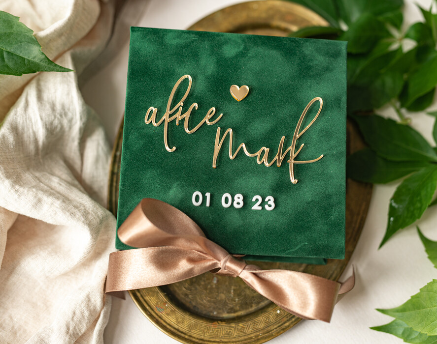 Pudełka Szkatułki na Obrączki glamour zielona welurowa szkatułka na obrączki wasze imiona i data, welurowe pudełko na obrączki ślubne, eleganckie aksamitne pudełko na obrączki ze złotymi napisami1