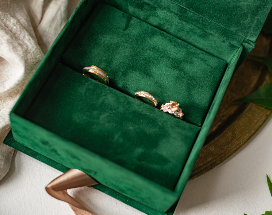 Pudełka Szkatułki na Obrączki glamour zielona welurowa szkatułka na obrączki wasze imiona i data, welurowe pudełko na obrączki ślubne, eleganckie aksamitne pudełko na obrączki ze złotymi napisami8