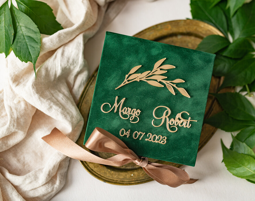 Pudełka Szkatułki na Obrączki glamour zielona welurowa szkatułka na obrączki wasze imiona i data, welurowe pudełko na obrączki ślubne, eleganckie aksamitne pudełko na obrączki ze złotymi napisami5