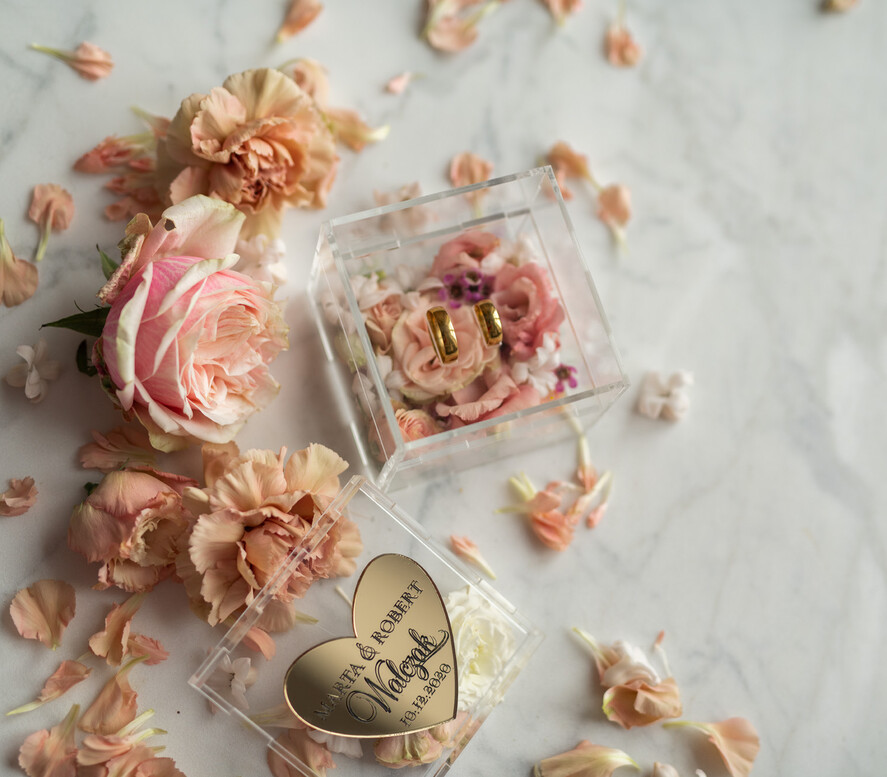 Pudełka Szkatułki na Obrączki glamour przezroczysta  szkatułka  pudełko pudełeczko na obrączki ślubne złote serce napisy wasze imiona i data 10