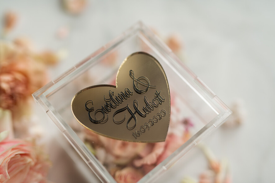 Pudełka Szkatułki na Obrączki glamour przezroczysta  szkatułka  pudełko pudełeczko na obrączki ślubne złote serce napisy wasze imiona i data 2