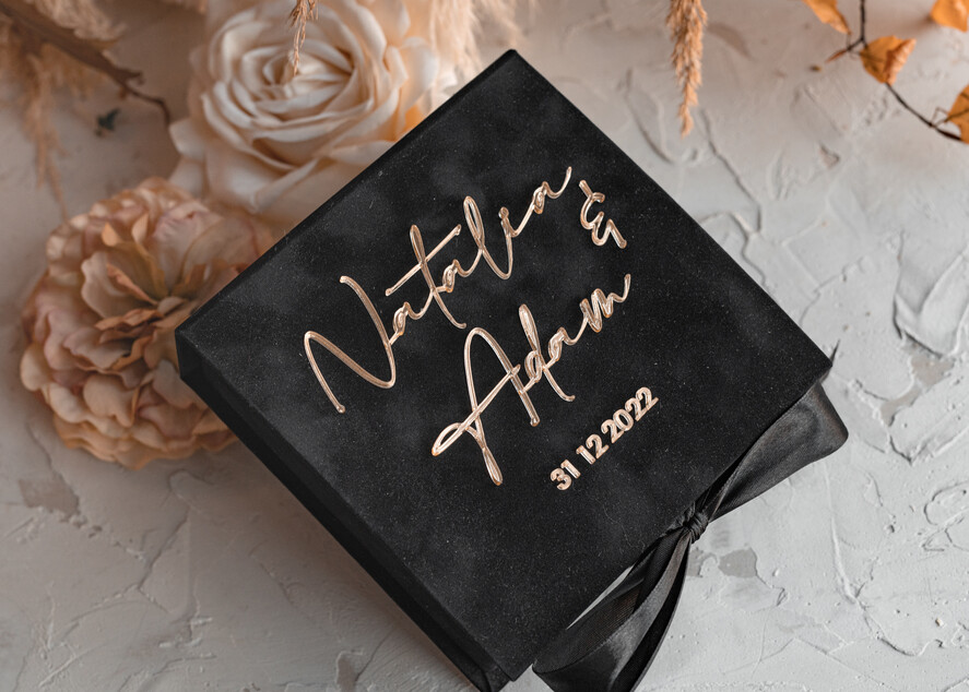 Pudełka Szkatułki na Obrączki glamour czarna welurowa szkatułka na obrączki wasze imiona i data, welurowe pudełko na obrączki ślubne, eleganckie aksamitne pudełko na obrączki ze złotymi napisami0