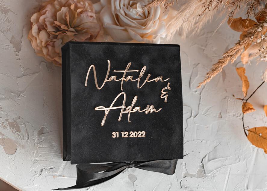 Pudełka Szkatułki na Obrączki glamour czarna welurowa szkatułka na obrączki wasze imiona i data, welurowe pudełko na obrączki ślubne, eleganckie aksamitne pudełko na obrączki ze złotymi napisami1