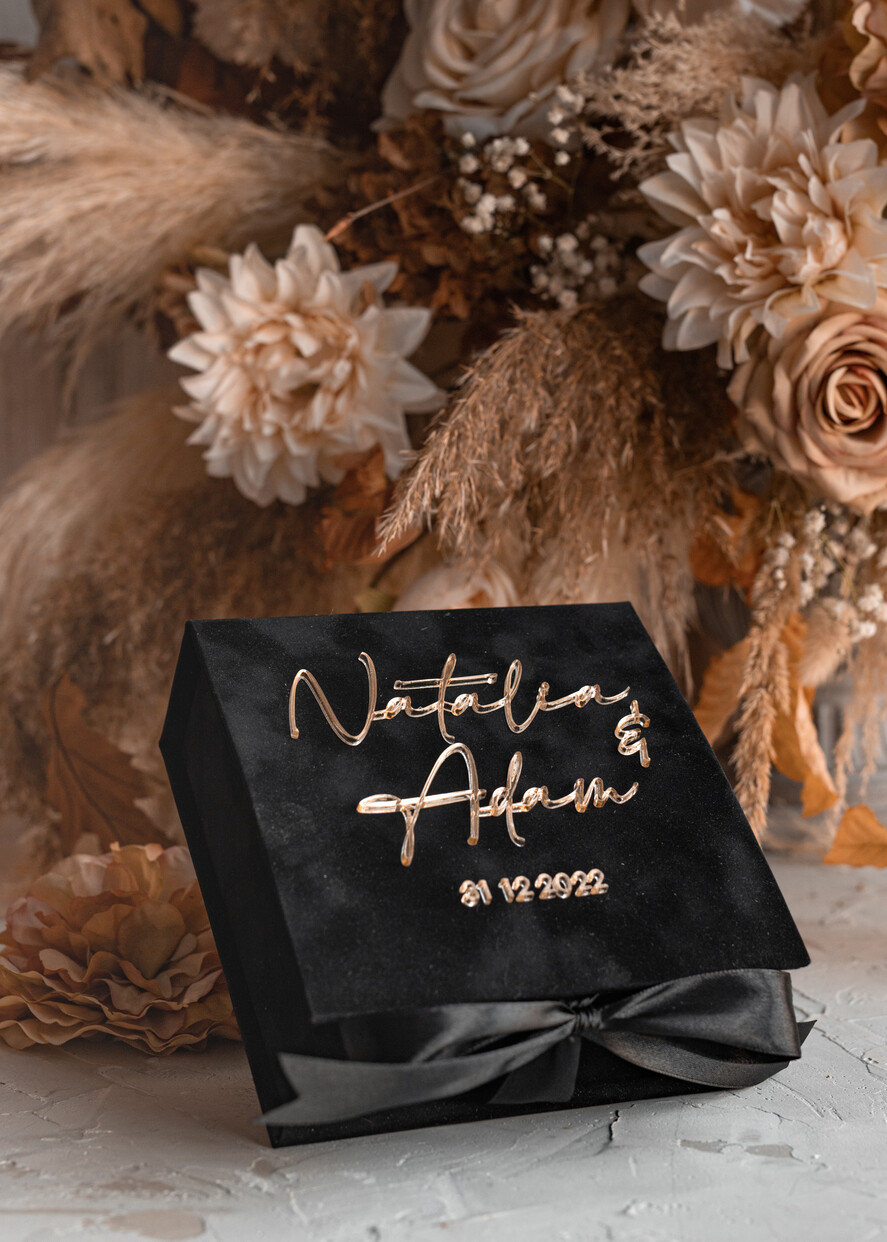 Pudełka Szkatułki na Obrączki glamour czarna welurowa szkatułka na obrączki wasze imiona i data, welurowe pudełko na obrączki ślubne, eleganckie aksamitne pudełko na obrączki ze złotymi napisami14