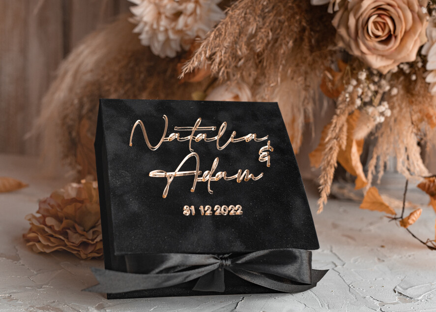 Pudełka Szkatułki na Obrączki glamour czarna welurowa szkatułka na obrączki wasze imiona i data, welurowe pudełko na obrączki ślubne, eleganckie aksamitne pudełko na obrączki ze złotymi napisami11