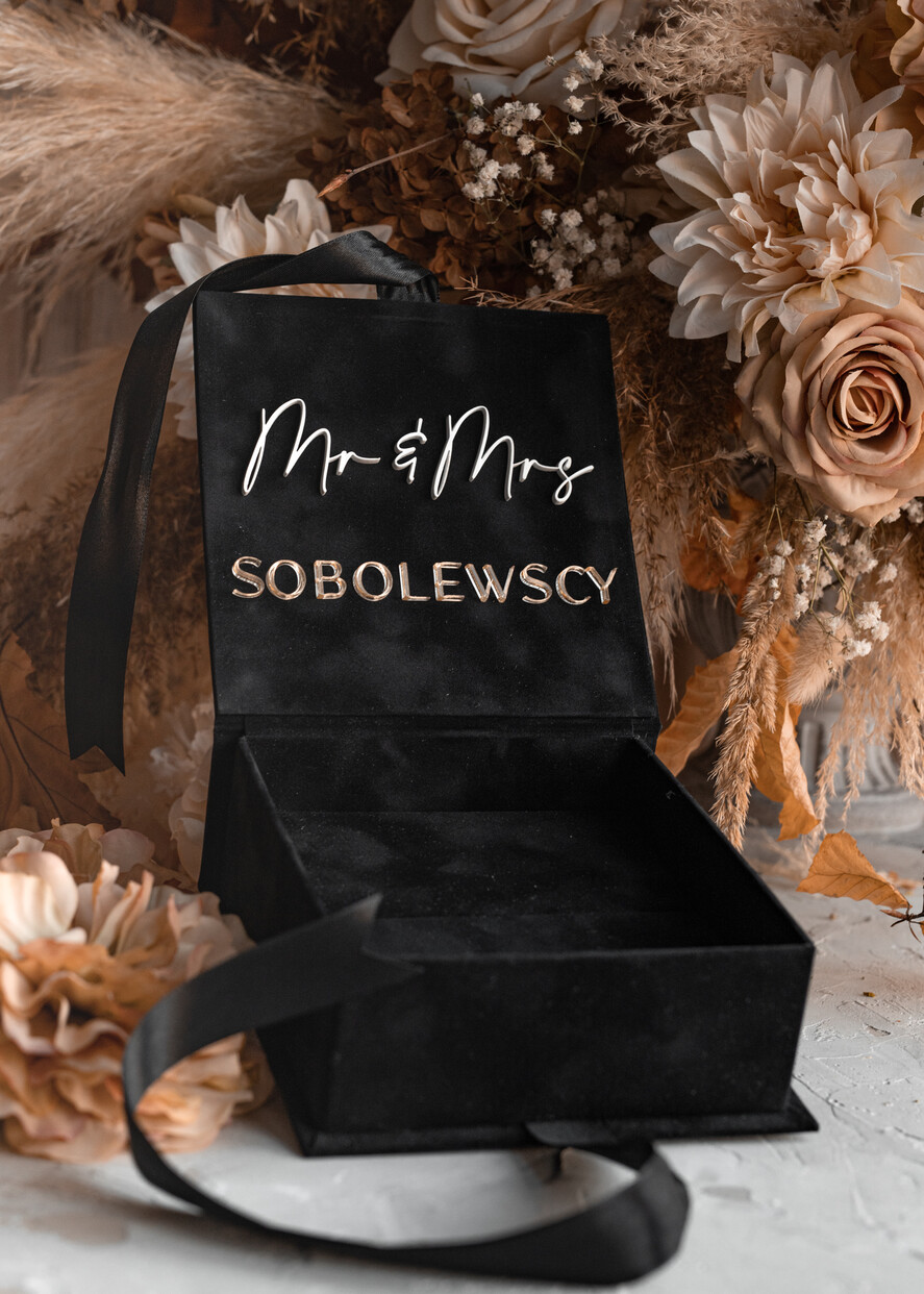 Pudełka Szkatułki na Obrączki glamour czarna welurowa szkatułka na obrączki wasze imiona i data, welurowe pudełko na obrączki ślubne, eleganckie aksamitne pudełko na obrączki ze złotymi napisami9