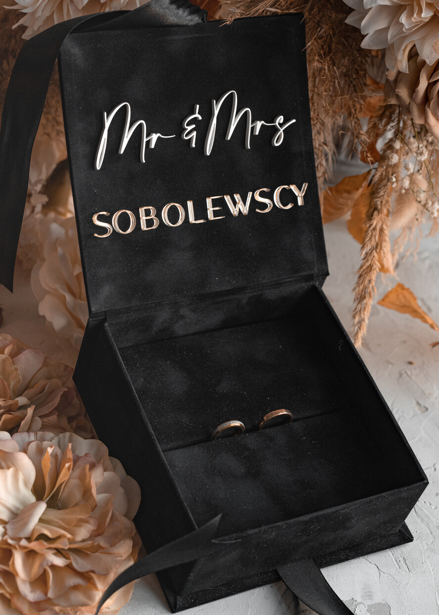 Pudełka Szkatułki na Obrączki glamour czarna welurowa szkatułka na obrączki wasze imiona i data, welurowe pudełko na obrączki ślubne, eleganckie aksamitne pudełko na obrączki ze złotymi napisami4