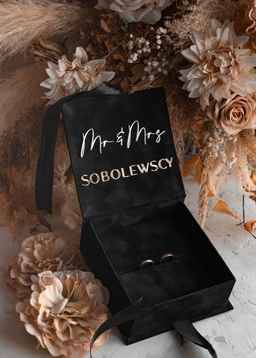 Pudełka Szkatułki na Obrączki glamour czarna welurowa szkatułka na obrączki wasze imiona i data, welurowe pudełko na obrączki ślubne, eleganckie aksamitne pudełko na obrączki ze złotymi napisami5