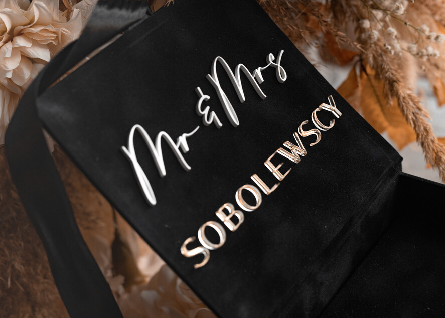 Pudełka Szkatułki na Obrączki glamour czarna welurowa szkatułka na obrączki wasze imiona i data, welurowe pudełko na obrączki ślubne, eleganckie aksamitne pudełko na obrączki ze złotymi napisami6