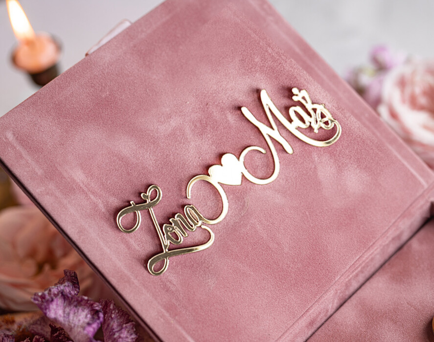 Pudełka Szkatułki na Obrączki glamour eleganckie welurowe pudełeczko na obrączki ślubne, złote napisy na pudełeczku, welurowa szkatułka na obrączki, różowe aksamitne pudełeczko na obrączki 3