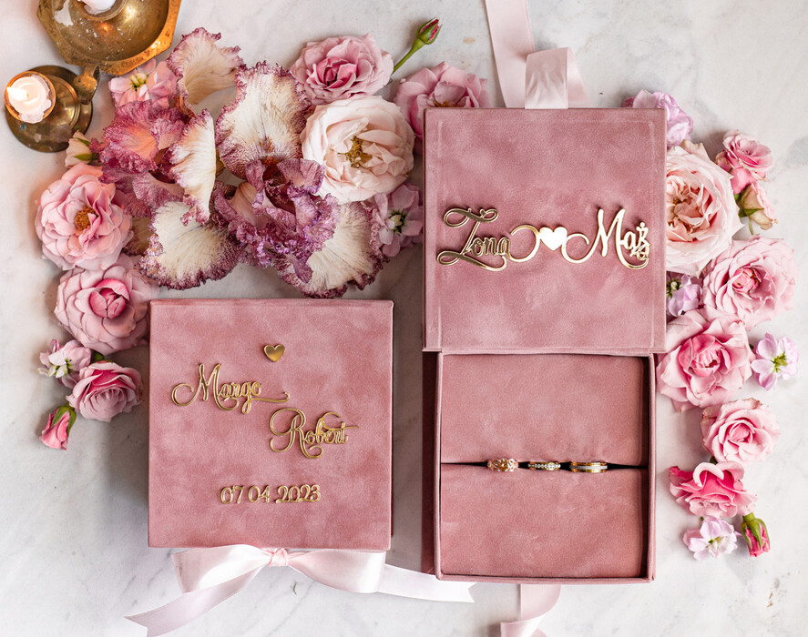 Pudełka Szkatułki na Obrączki glamour eleganckie welurowe pudełeczko na obrączki ślubne, złote napisy na pudełeczku, welurowa szkatułka na obrączki, różowe aksamitne pudełeczko na obrączki 2