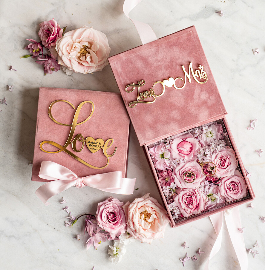 Pudełka Szkatułki na Obrączki glamour szkatułka na obrączki wasze imiona i data, welurowe pudełko na obrączki ślubne, eleganckie aksamitne pudełko na obrączki ze złotymi napisami, wesele glamour1