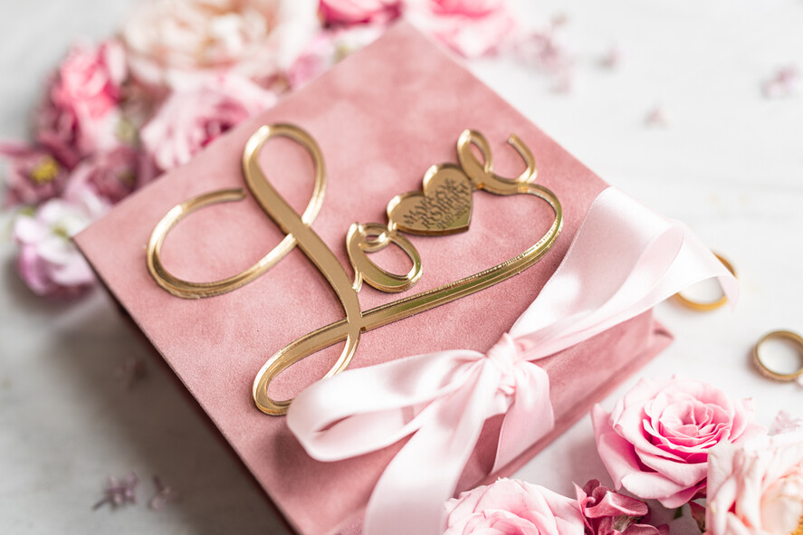 Pudełka Szkatułki na Obrączki glamour szkatułka na obrączki wasze imiona i data, welurowe pudełko na obrączki ślubne, eleganckie aksamitne pudełko na obrączki ze złotymi napisami, wesele glamour2