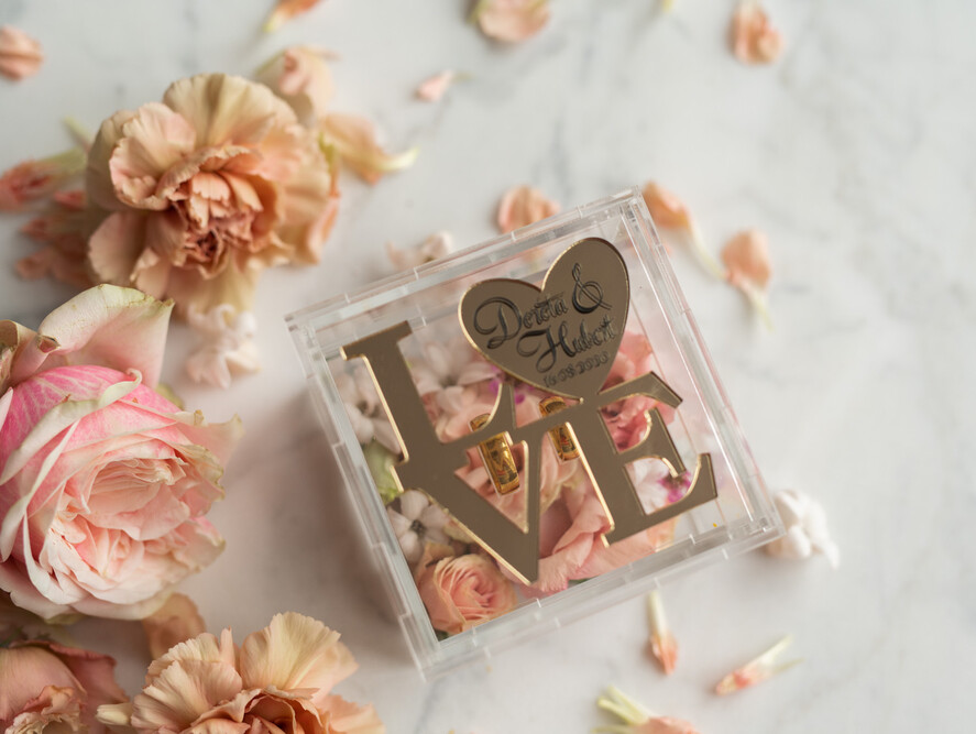 Pudełka Szkatułki na Obrączki glamour przezroczysta  szkatułka  pudełko na obrączki ślubne złote napisy wasze imiona i data  idealne na glamour wesele14