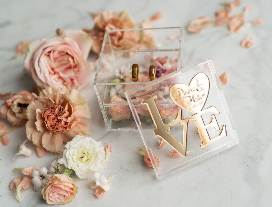 Pudełka Szkatułki na Obrączki glamour przezroczysta  szkatułka  pudełko na obrączki ślubne złote napisy wasze imiona i data  idealne na glamour wesele0