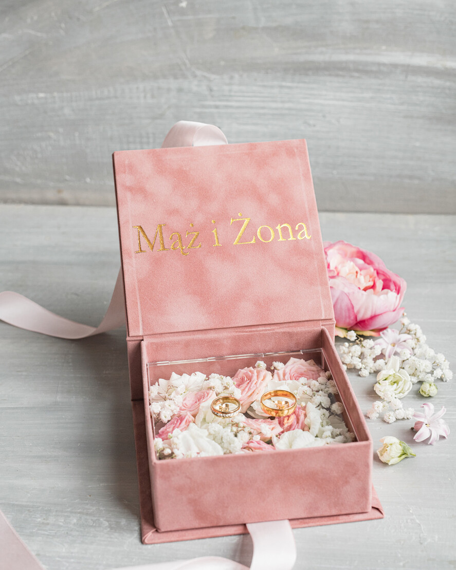 Pudełka Szkatułki na Obrączki glamour   szkatułka na obrączki wasze imiona i data, welurowe pudełko na obrączki ślubne, eleganckie aksamitne pudełko na obrączki ze złotymi napisami4