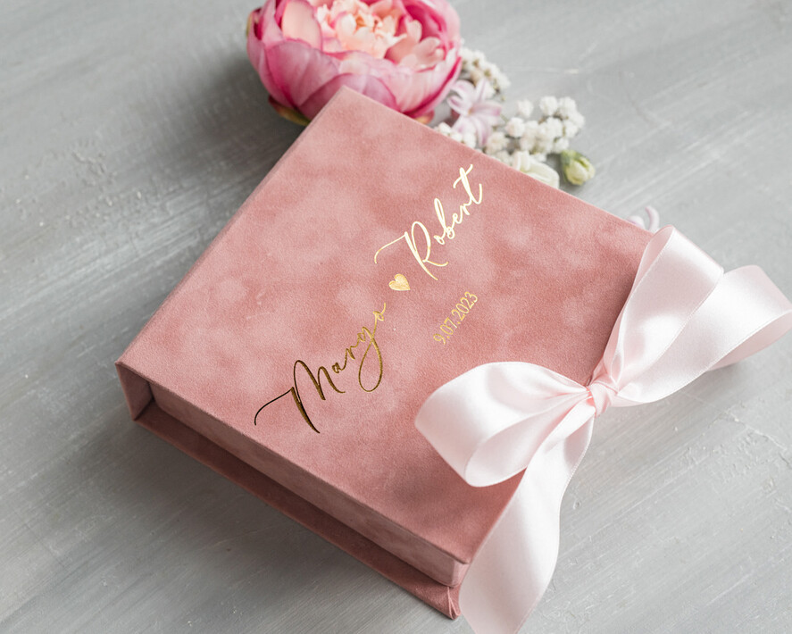 Pudełka Szkatułki na Obrączki glamour   szkatułka na obrączki wasze imiona i data, welurowe pudełko na obrączki ślubne, eleganckie aksamitne pudełko na obrączki ze złotymi napisami7