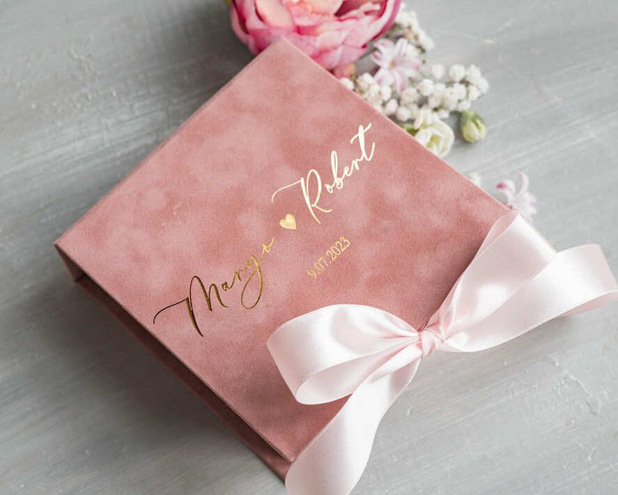 Pudełka Szkatułki na Obrączki glamour   szkatułka na obrączki wasze imiona i data, welurowe pudełko na obrączki ślubne, eleganckie aksamitne pudełko na obrączki ze złotymi napisami2