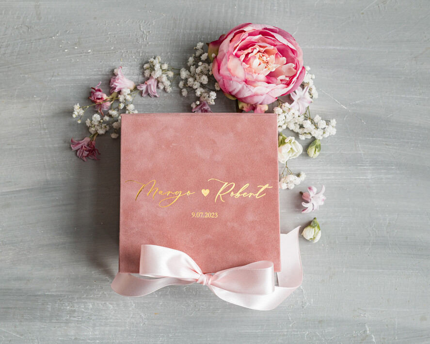 Pudełka Szkatułki na Obrączki glamour   szkatułka na obrączki wasze imiona i data, welurowe pudełko na obrączki ślubne, eleganckie aksamitne pudełko na obrączki ze złotymi napisami5