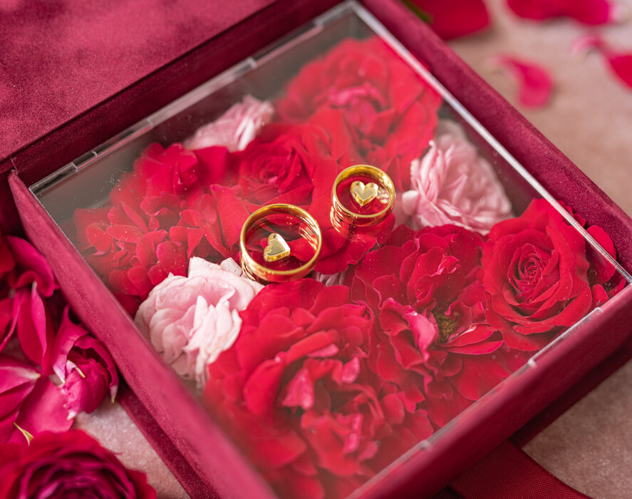 Pudełka Szkatułki na Obrączki glamour bordowa szkatułka na obrączki wasze imiona i data, welurowe pudełko na obrączki ślubne, eleganckie aksamitne pudełko na obrączki ze złotymi napisami3