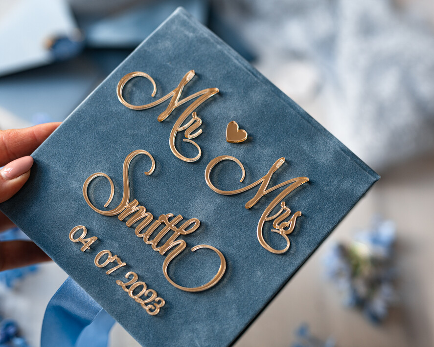 Pudełka Szkatułki na Obrączki glamour welurowa szkatułka na obrączki wasze imiona i data, welurowe pudełko na obrączki ślubne, eleganckie aksamitne pudełko na obrączki ze złotymi napisami1