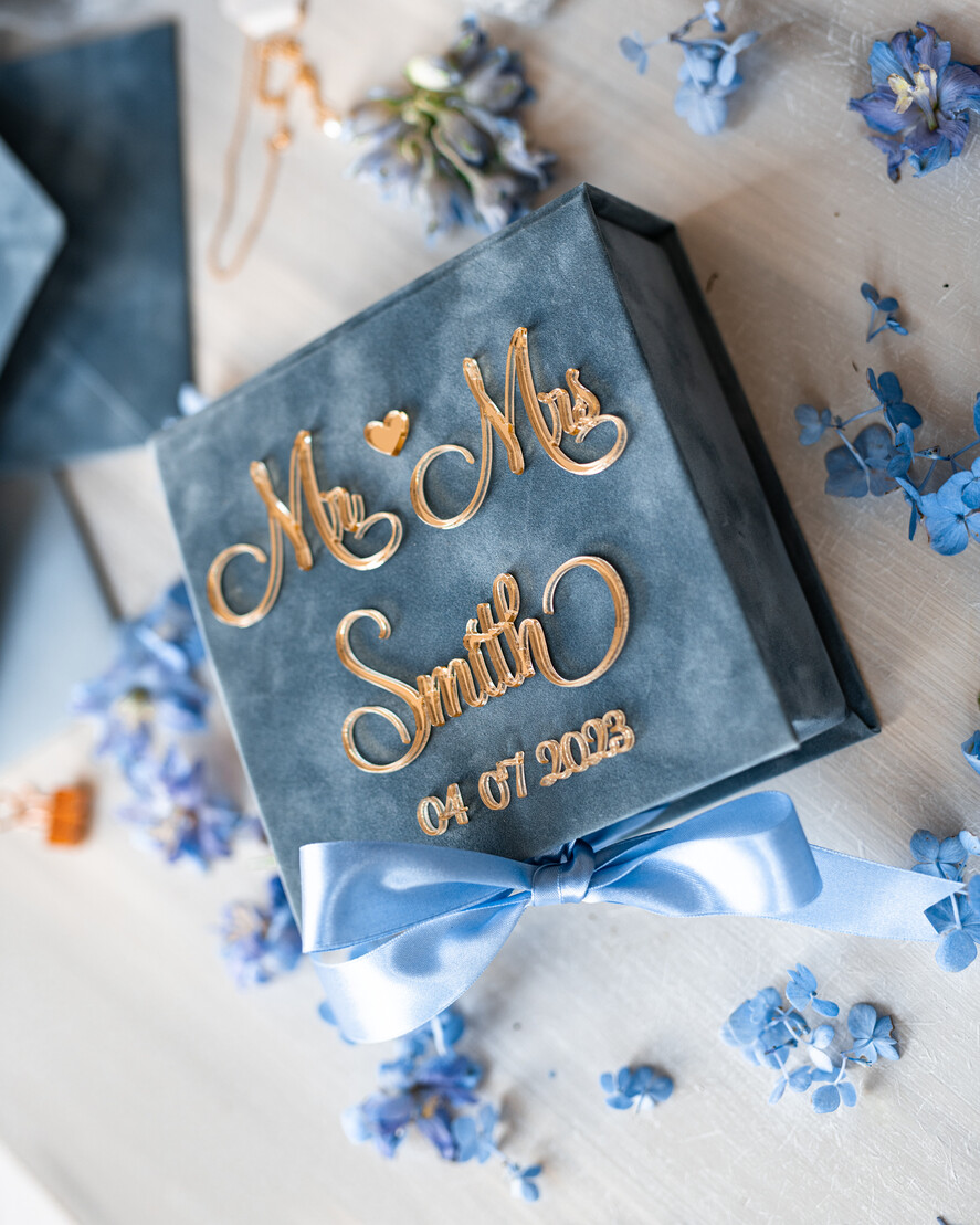 Pudełka Szkatułki na Obrączki glamour welurowa szkatułka na obrączki wasze imiona i data, welurowe pudełko na obrączki ślubne, eleganckie aksamitne pudełko na obrączki ze złotymi napisami2
