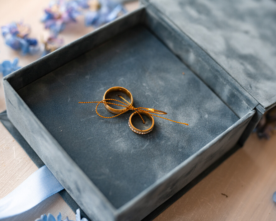 Pudełka Szkatułki na Obrączki glamour welurowa szkatułka na obrączki wasze imiona i data, welurowe pudełko na obrączki ślubne, eleganckie aksamitne pudełko na obrączki ze złotymi napisami3