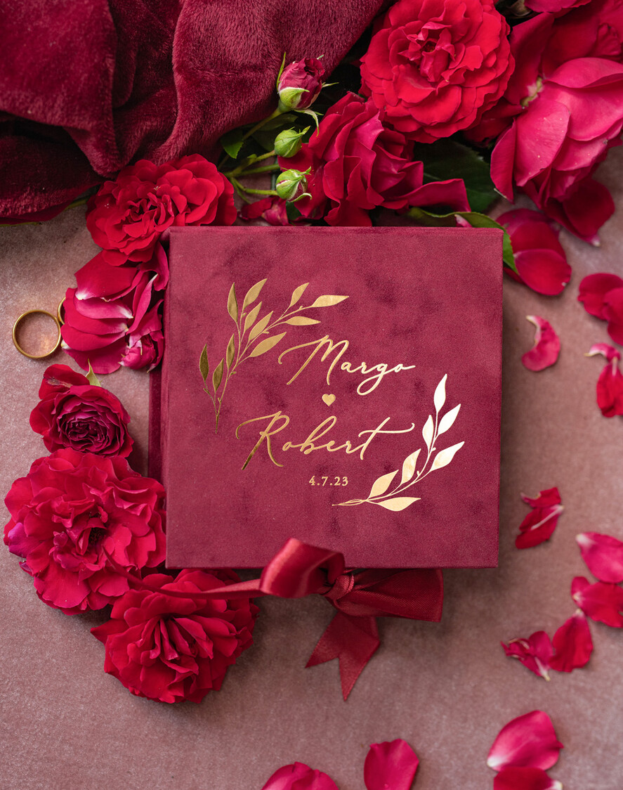 Pudełka Szkatułki na Obrączki glamour  szkatułka na obrączki wasze imiona i data, welurowe pudełko na obrączki ślubne, eleganckie aksamitne pudełko na obrączki ze złotymi napisami0