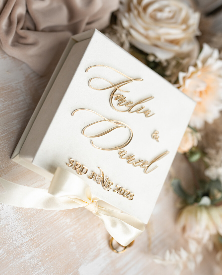 Pudełka Szkatułki na Obrączki glamour piękne welurowe pudełeczko na obrączki ślubne, złote napisy na pudełeczku, welurowa szkatułka na obrączki, aksamitne pudełeczko na obrączki w kolorze ecru2
