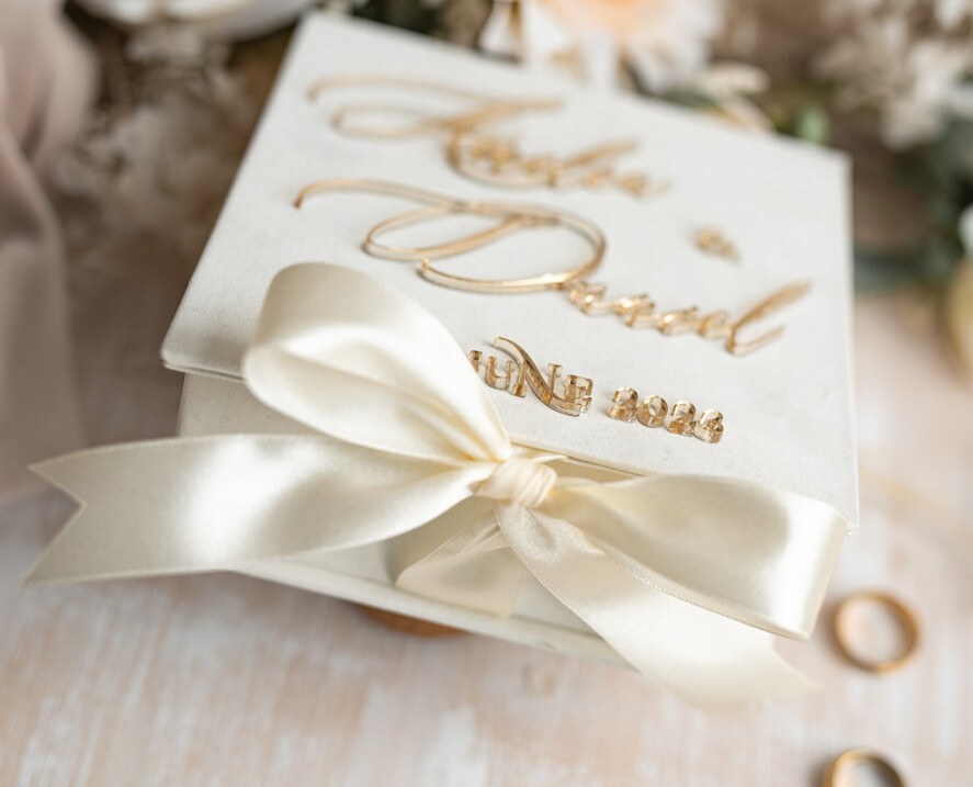 Pudełka Szkatułki na Obrączki glamour piękne welurowe pudełeczko na obrączki ślubne, złote napisy na pudełeczku, welurowa szkatułka na obrączki, aksamitne pudełeczko na obrączki w kolorze ecru7