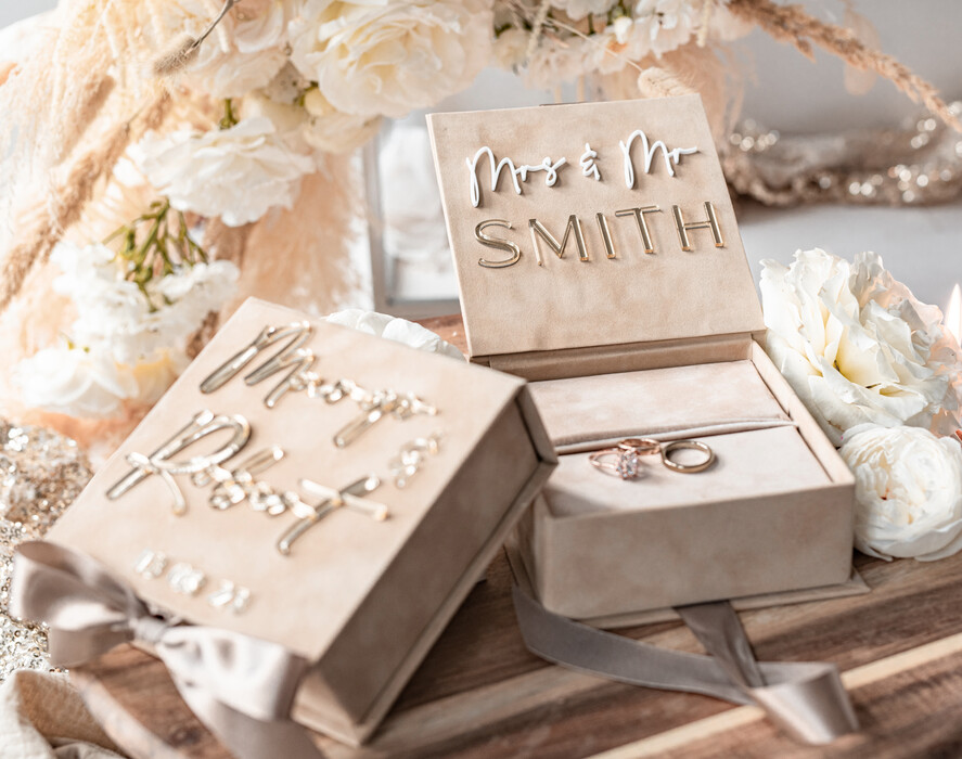 Pudełka Szkatułki na Obrączki glamour pudełko na obrączki ślubne wasze imiona i dataszkatułka na obrączki wasze imiona i data, welurowe pudełko na obrączki ślubne, eleganckie aksamitne pudełko na obrączki ze złotymi napisami, wesele glamour7