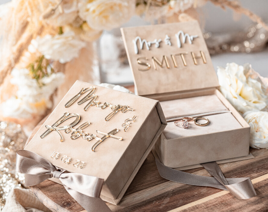 Pudełka Szkatułki na Obrączki glamour pudełko na obrączki ślubne wasze imiona i dataszkatułka na obrączki wasze imiona i data, welurowe pudełko na obrączki ślubne, eleganckie aksamitne pudełko na obrączki ze złotymi napisami, wesele glamour6