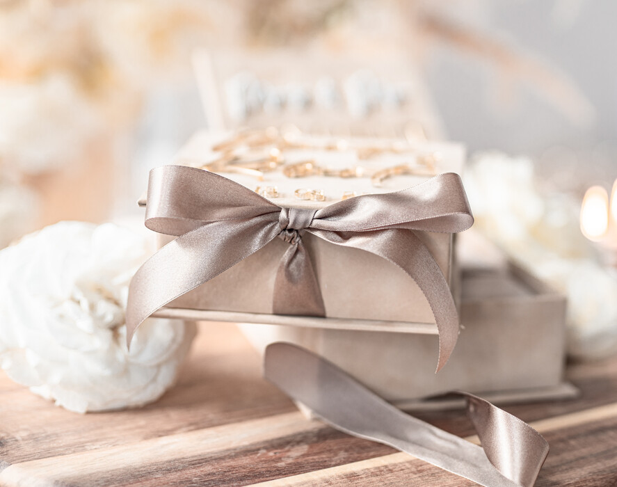 Pudełka Szkatułki na Obrączki glamour pudełko na obrączki ślubne wasze imiona i dataszkatułka na obrączki wasze imiona i data, welurowe pudełko na obrączki ślubne, eleganckie aksamitne pudełko na obrączki ze złotymi napisami, wesele glamour4