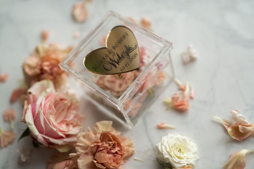 Pudełka Szkatułki na Obrączki glamour przeźroczyste   pudełko pudełeczko  na obrączki ślubne złote serce na wieczku napisy wasze imiona i data  1