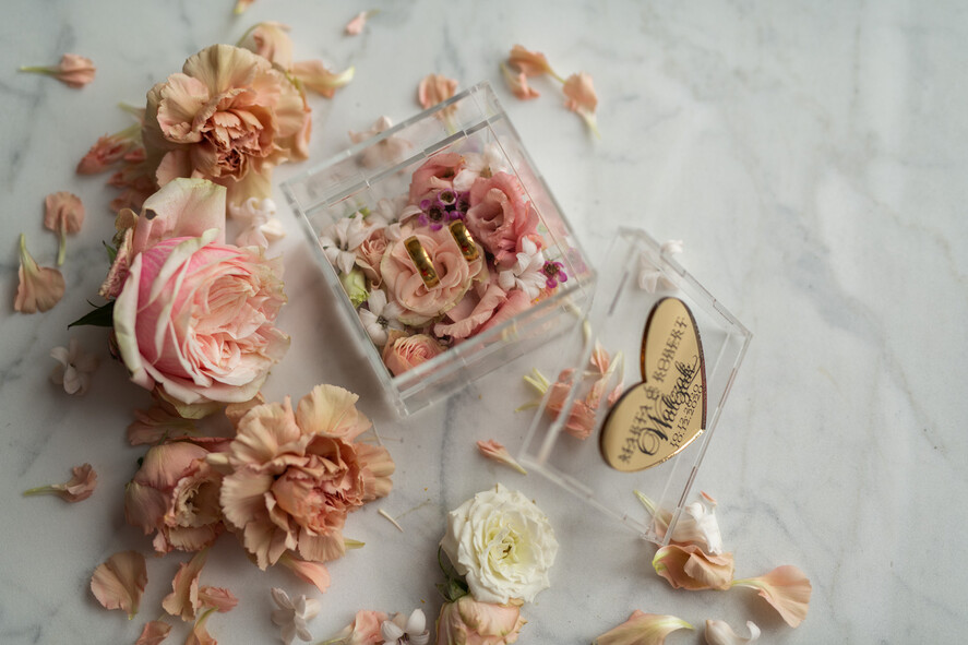 Pudełka Szkatułki na Obrączki glamour przeźroczyste   pudełko pudełeczko  na obrączki ślubne złote serce na wieczku napisy wasze imiona i data  2