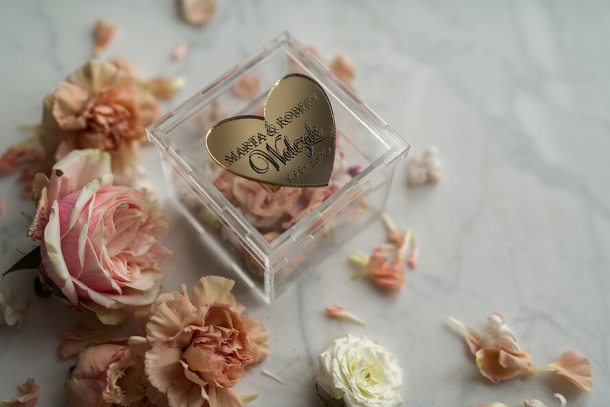 Pudełka Szkatułki na Obrączki glamour przeźroczyste   pudełko pudełeczko  na obrączki ślubne złote serce na wieczku napisy wasze imiona i data  4