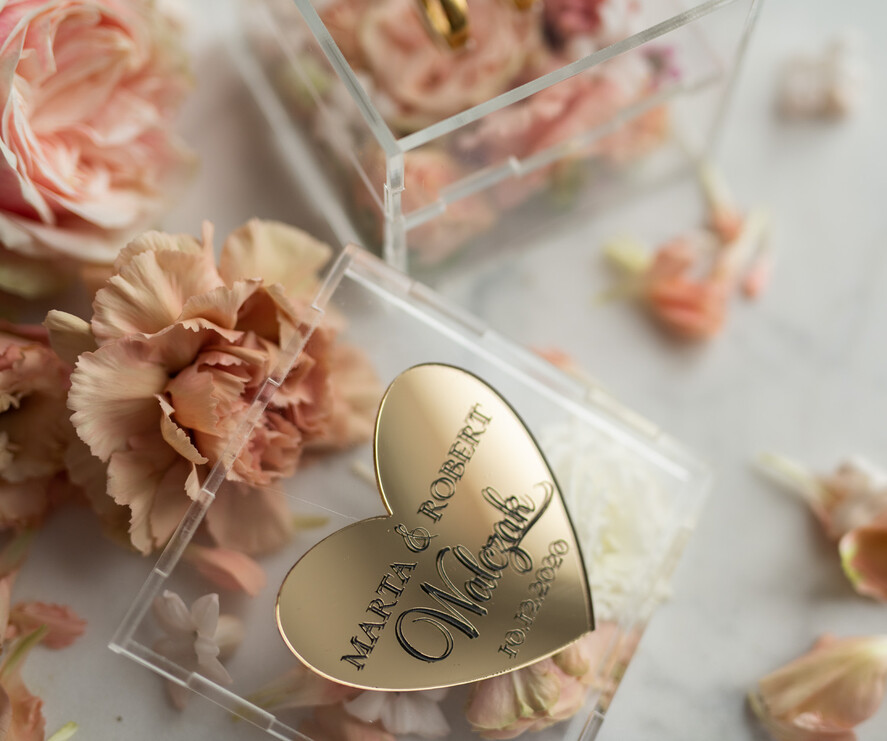 Pudełka Szkatułki na Obrączki glamour przeźroczyste   pudełko pudełeczko  na obrączki ślubne złote serce na wieczku napisy wasze imiona i data  0