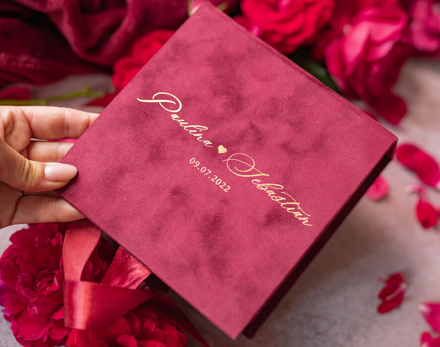 Pudełka Szkatułki na Obrączki glamour bordowe pudełeczko na obrączki ślubne wasze imiona, welurowe pudełko z kokardką, złote imiona10