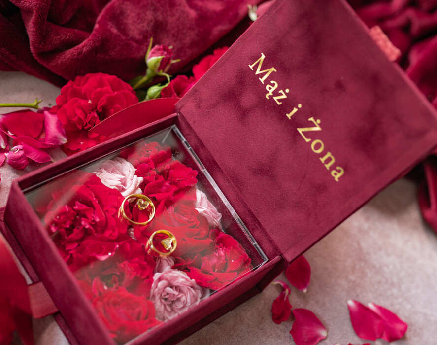 Pudełka Szkatułki na Obrączki glamour bordowe pudełeczko na obrączki ślubne wasze imiona, welurowe pudełko z kokardką, złote imiona11