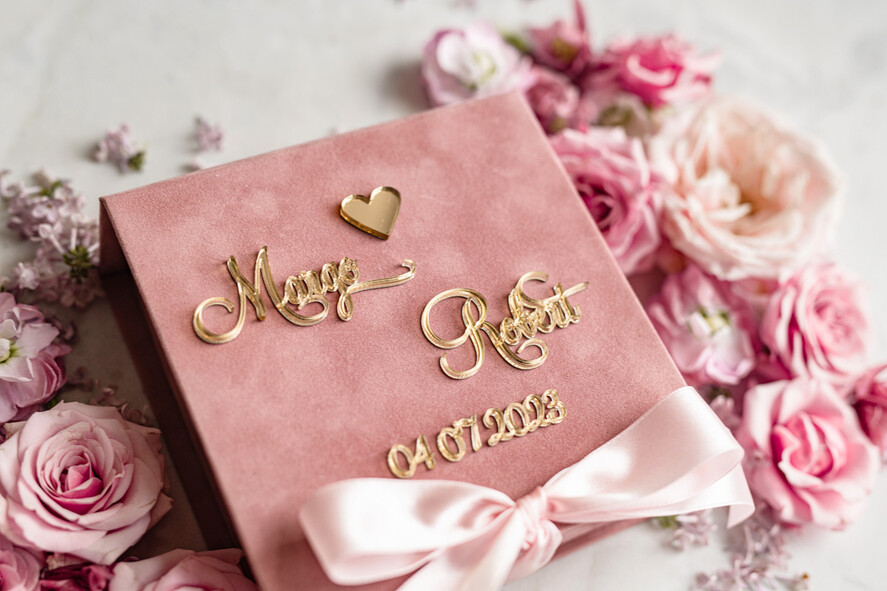 Pudełka Szkatułki na Obrączki glamour pudełko na obrączki ślubne złote imiona i data slubu, ozdobne eleganckie pudełko na biżuterię, welurowa szkatułka na obrączki, różowe aksamitne pudełeczko2