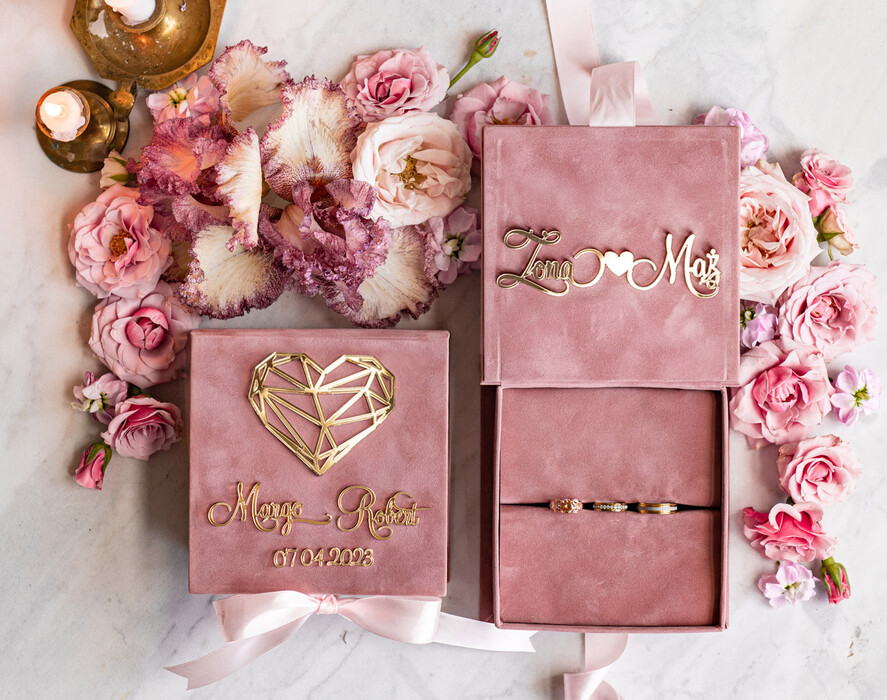 Pudełka Szkatułki na Obrączki glamour eleganckie welurowe pudełeczko na obrączki ślubne, złote napisy na pudełeczku, welurowa szkatułka na obrączki, różowe aksamitne pudełeczko na obrączki 1