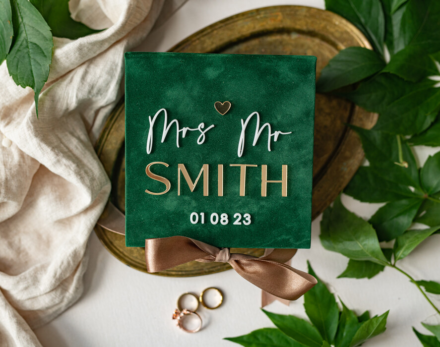 Pudełka Szkatułki na Obrączki glamour zielona welurowa szkatułka na obrączki wasze imiona i data, welurowe pudełko na obrączki ślubne, eleganckie aksamitne pudełko na obrączki ze złotymi napisami5