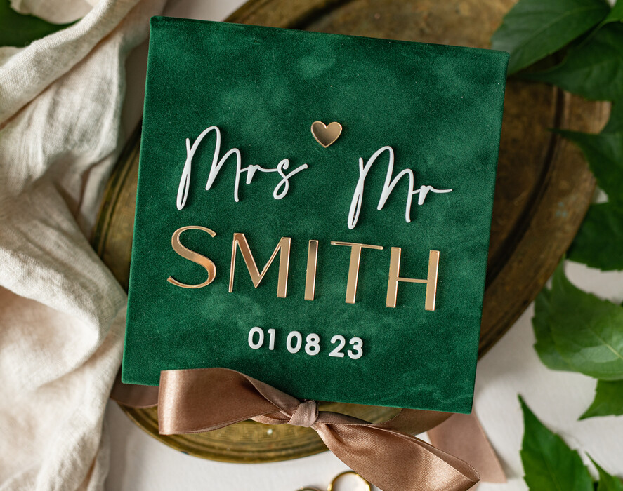 Pudełka Szkatułki na Obrączki glamour zielona welurowa szkatułka na obrączki wasze imiona i data, welurowe pudełko na obrączki ślubne, eleganckie aksamitne pudełko na obrączki ze złotymi napisami4