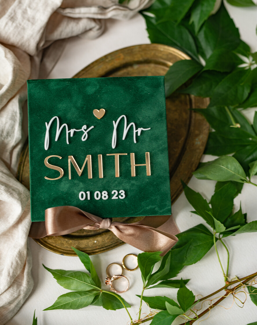 Pudełka Szkatułki na Obrączki glamour zielona welurowa szkatułka na obrączki wasze imiona i data, welurowe pudełko na obrączki ślubne, eleganckie aksamitne pudełko na obrączki ze złotymi napisami3